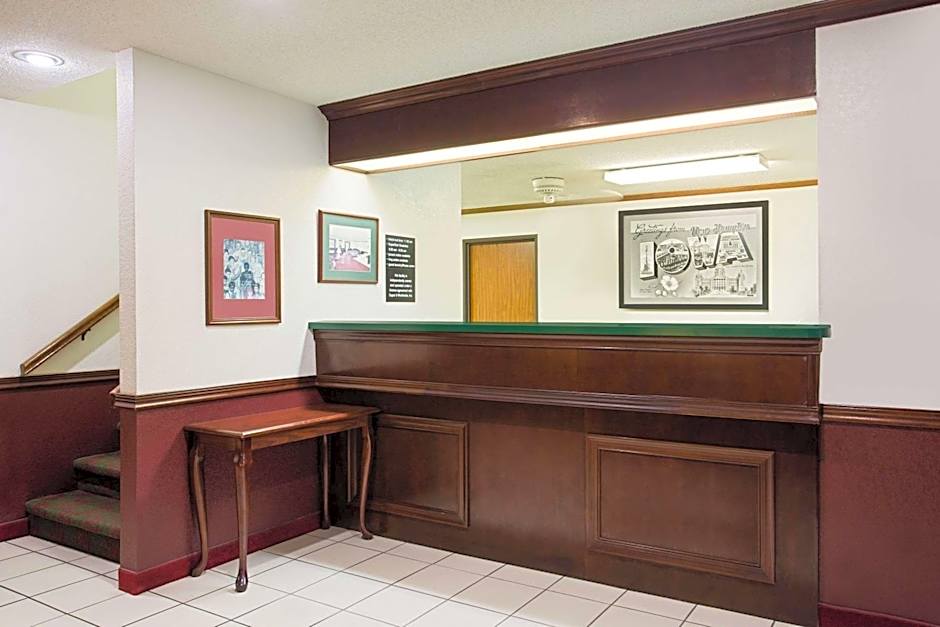 Super 8 by Wyndham New Hampton