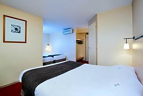 Quadruple Room with 1 Double Bed and 2 Single Beds