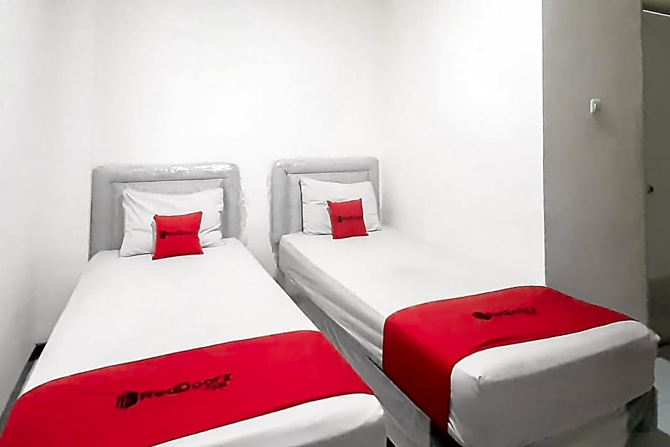RedDoorz Syariah Near Transmart Mall Palembang