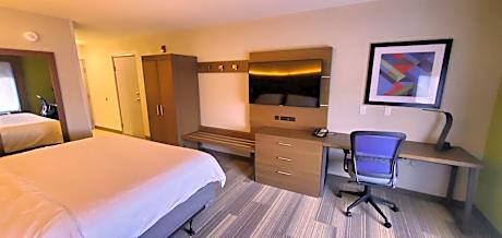 Standard King Room with Roll-in Shower - Mobility Accessible