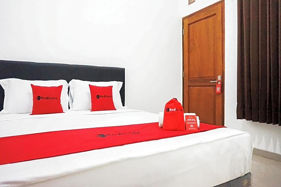 RedDoorz @ Jalan Danau Limboto