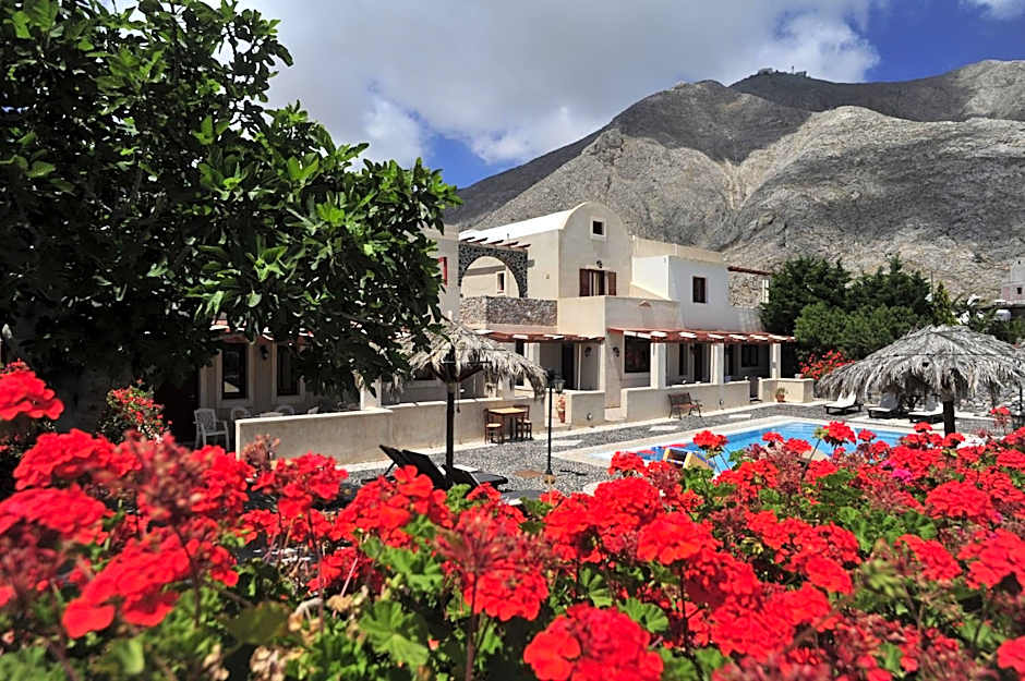 Birds Villa Apartments with Heated Pool - Including Car and Breakfast