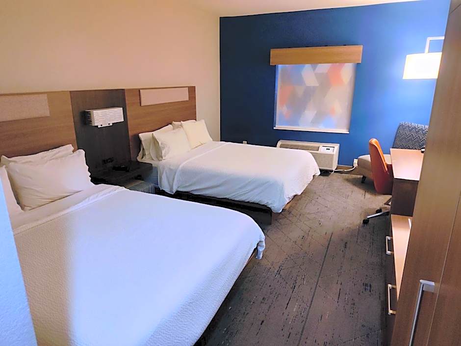 Photo 1 of 6 of Standard 2 Queen Beds