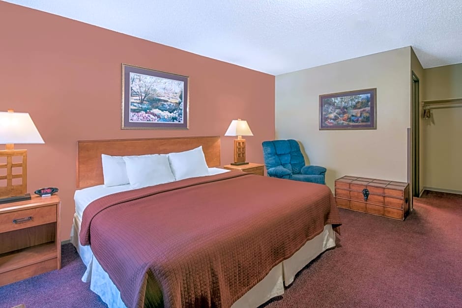 Super 8 by Wyndham Grand Rapids