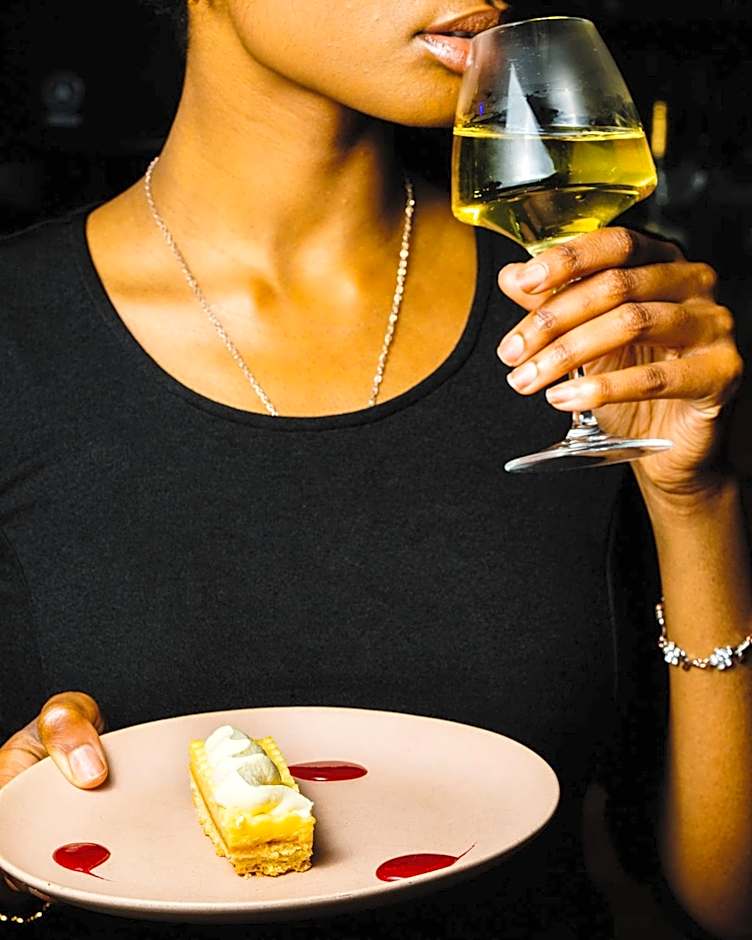 Le VIP Paris - Yacht Hotel