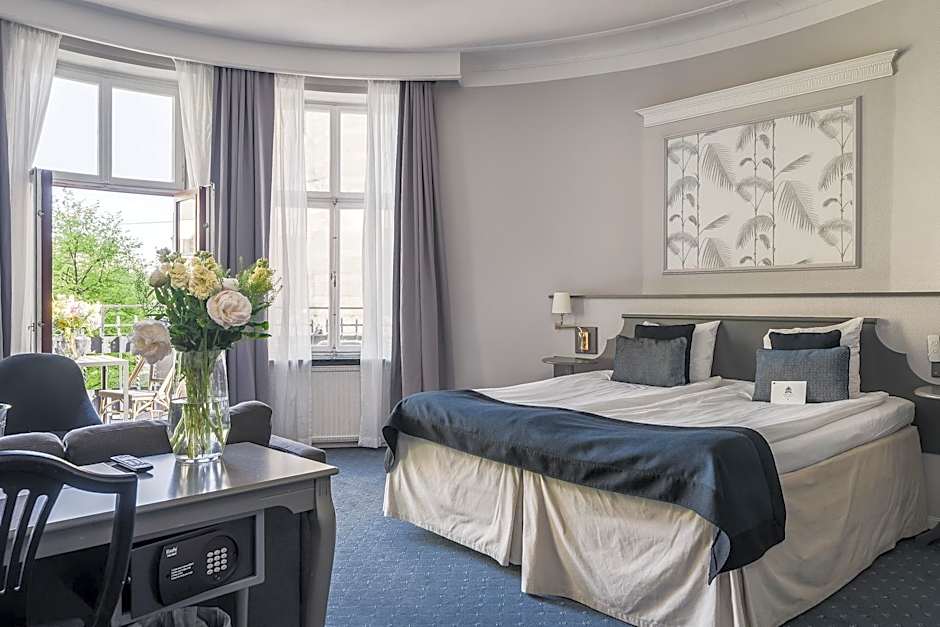 Crystal Plaza Hotel