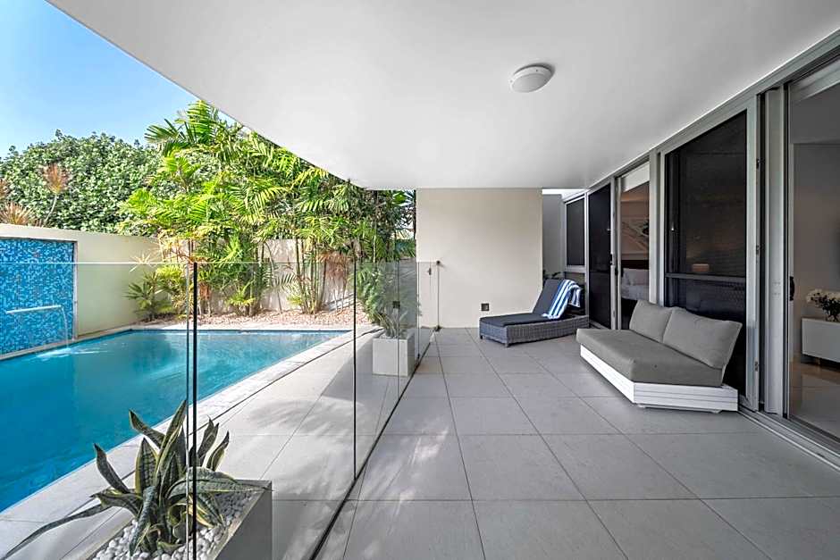 Absolute Beachfront Marcoola - Private Pool - Private Spa Bath - Games