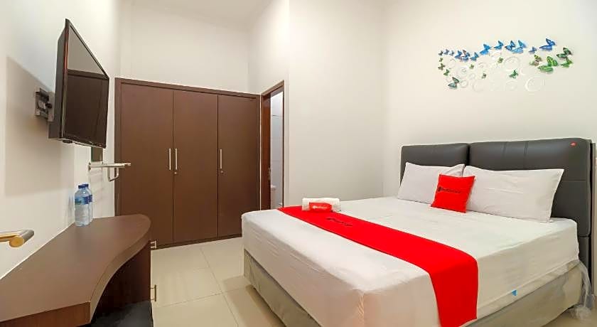RedDoorz near Kejaksan Station Cirebon 2