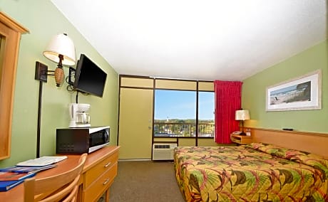 1 Bedroom Pool/Boulevard View Single with 1 Queen Bed - F