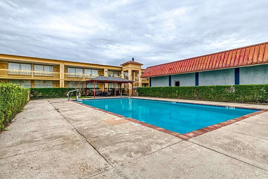 OYO Hotel Conroe I-45 South