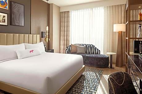 King Room with Bathtub - Mountain View - Mobility Accessible