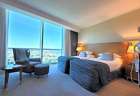 Standard Twin Room with Mountain View - Non-Smoking