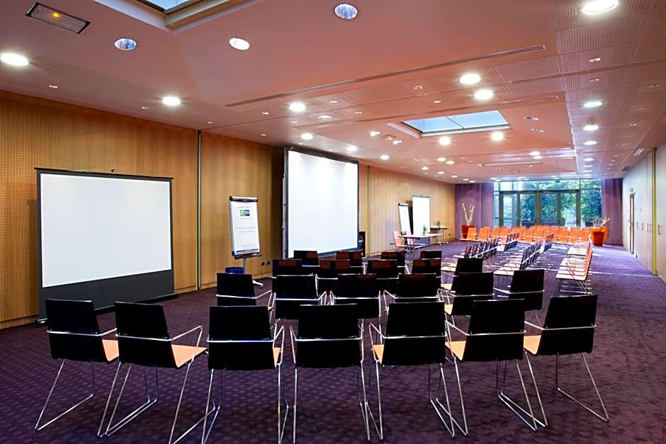 Holiday Inn Express Paris-Canal De La Villette By IHG