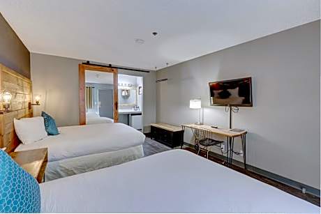 Deluxe Queen Room