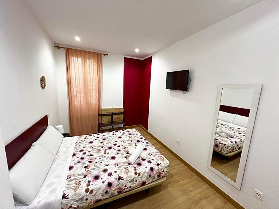 Interior Economy Double Room with Shared Bathroom — 15 fotoğraftan 1. fotoğraf