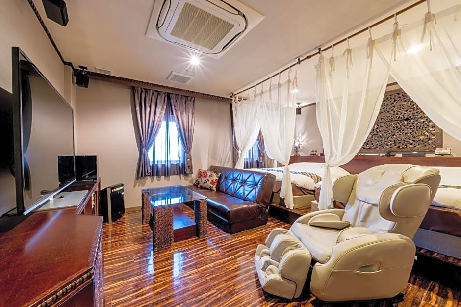 Photo 1 of 14 of Junior 2 Beds Suite, Nonsmoking