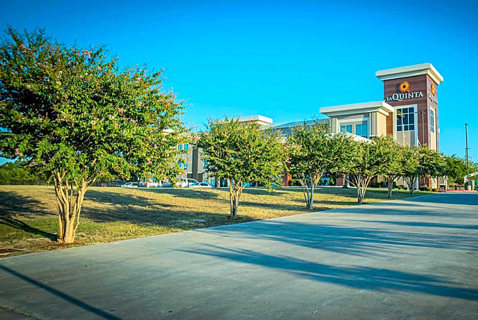 La Quinta Inn & Suites by Wyndham Karnes City