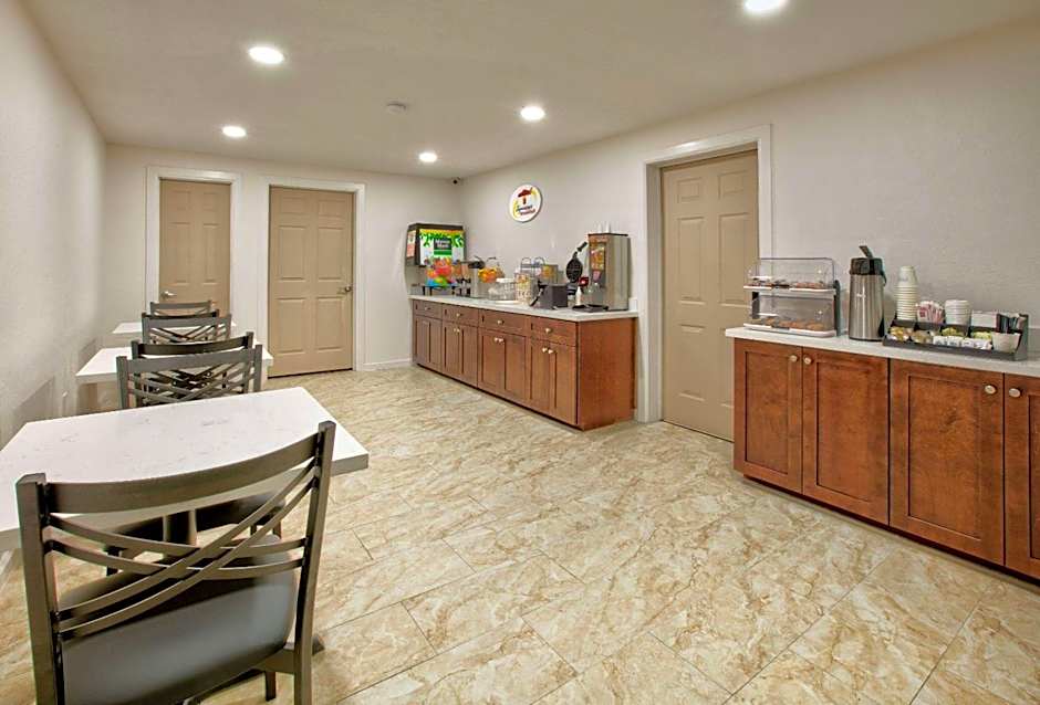 Super 8 by Wyndham Victoria TX