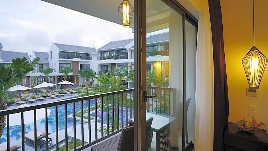 Photo 1 of 11 of Deluxe, Bathtub, Pool View, Balcony