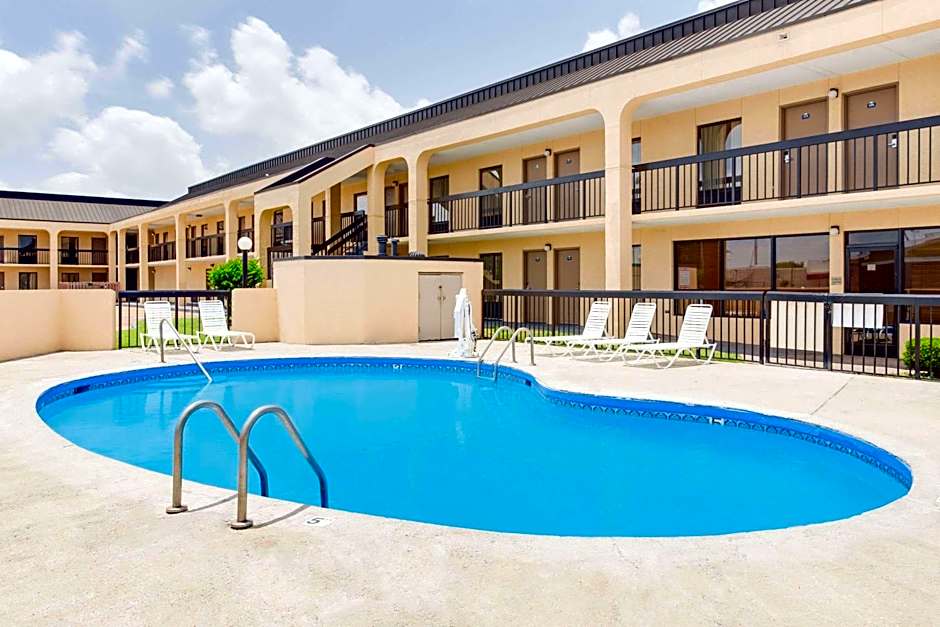 Days Inn by Wyndham Greenville MS