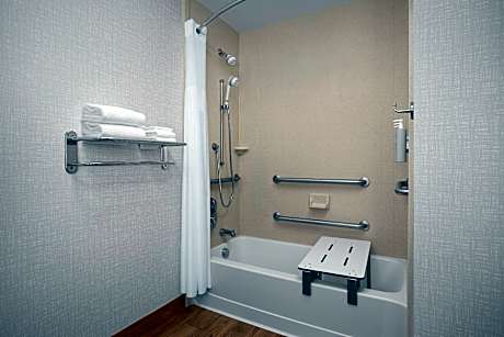 1 KING MOBILITY/HEARING ACCESS TUB STUDIO NS
