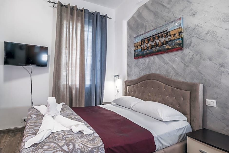 Bulldog Station Apartments with private WC, AC, TV