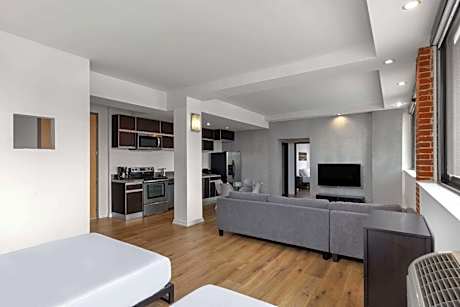 2 Queen Beds 1 Twin Bed 1-Bedroom Deluxe Suite Non-Smoking