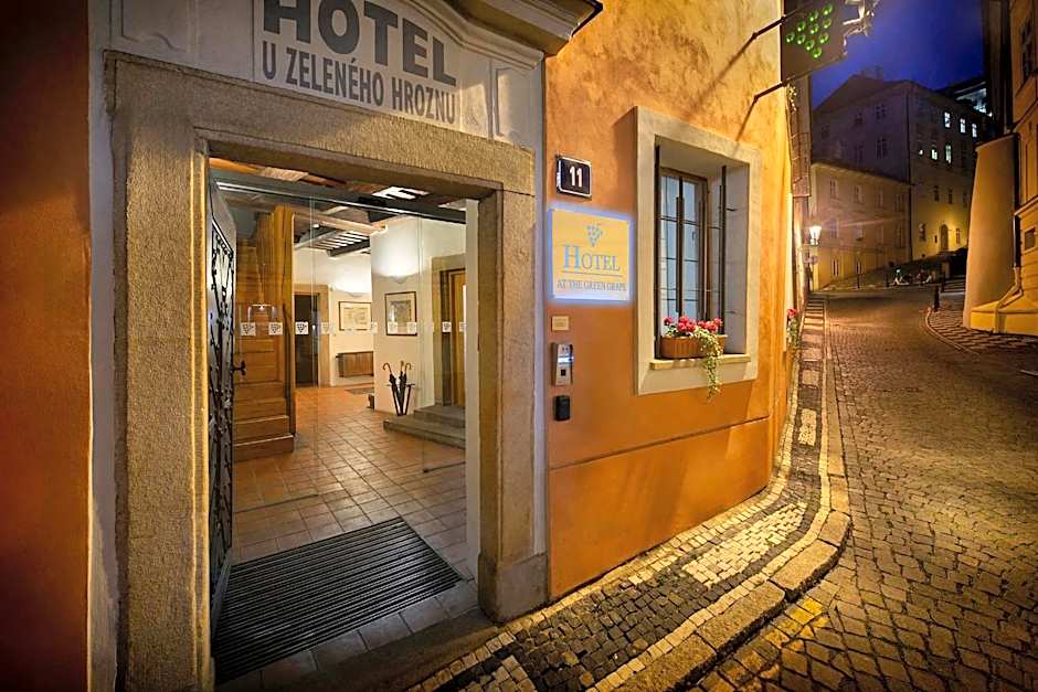 Hotel At the Green Grape