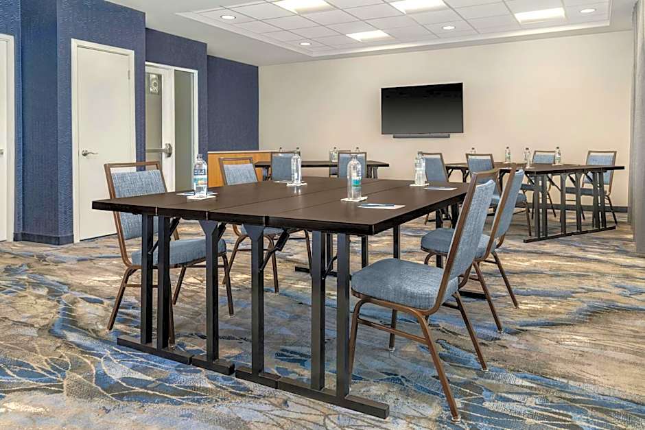 Fairfield by Marriott Inn & Suites Kansas City at The Legends