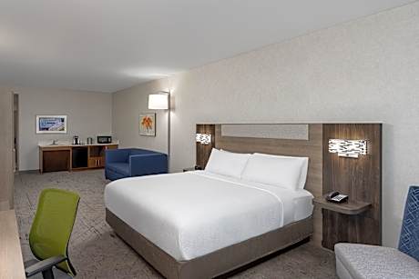 1 King Bed Suite Comm Access Roll Shwr