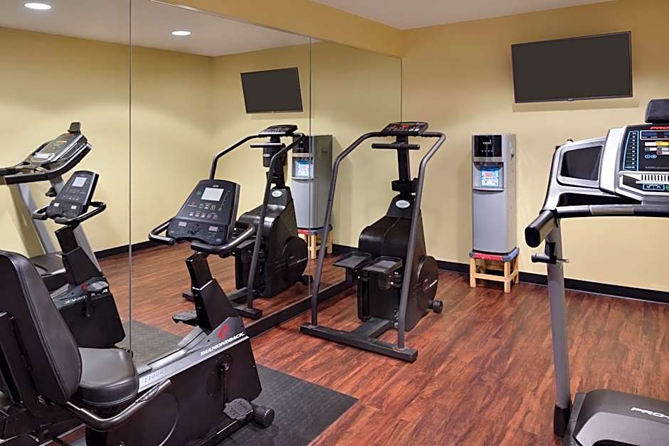 Hawthorn Extended Stay by Wyndham Milwaukee Airport