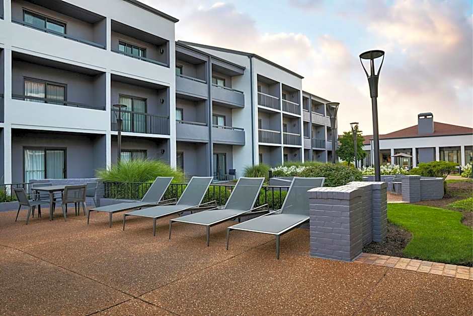 Courtyard by Marriott St. Louis Westport Plaza