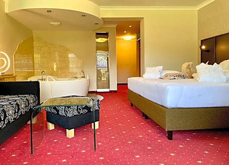 Deluxe Suite with Spa Bath