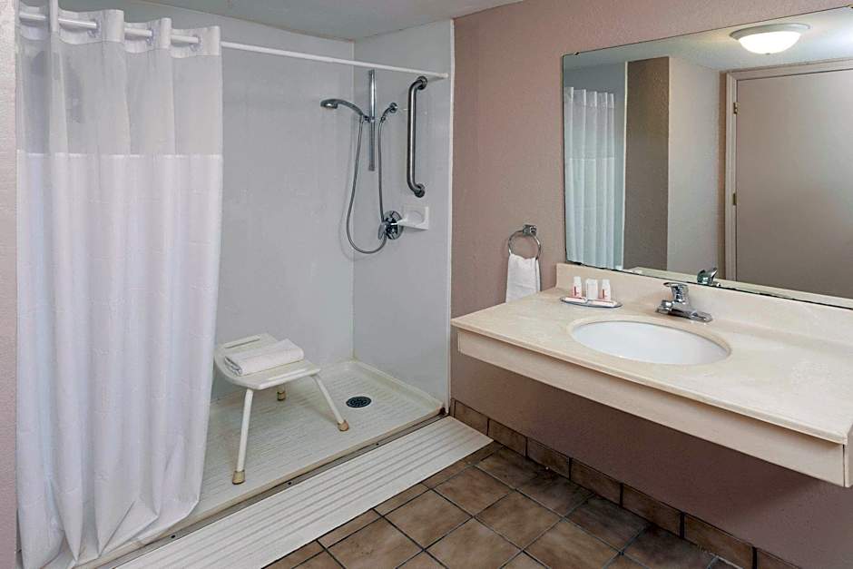 Photo 1 of 2 of 1 Queen Bed, Accessible
