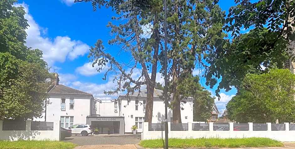 OYO Firs Lodge London Heathrow