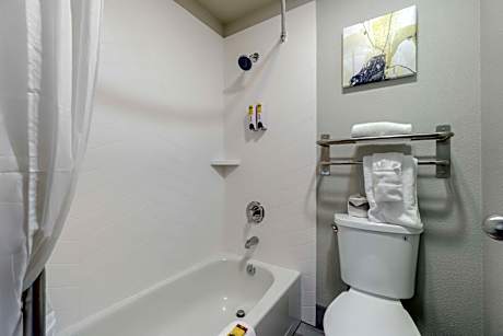 1 King Mobility Accessible Bathtub Microwave Fridge Wi-Fi Non-Smoking Full Breakfast