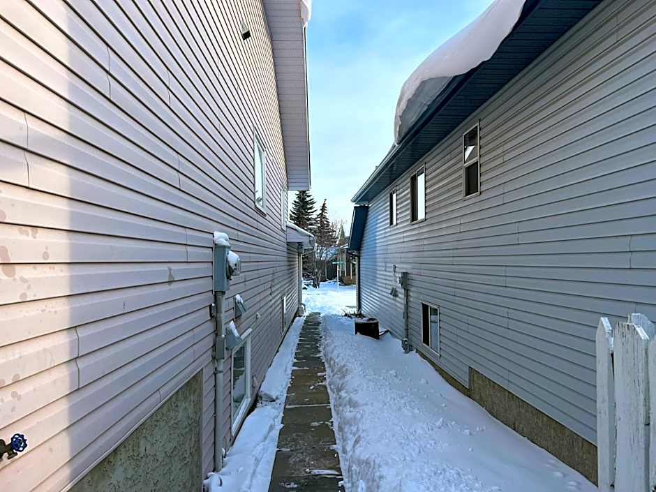 Cozy 3 beds Suite Near Calgary Airport Sleeps 6