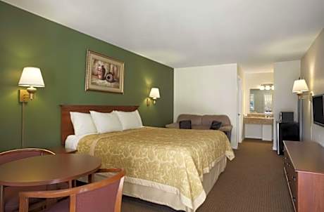 1 Queen Bed Non-Smoking