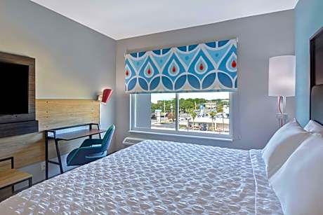 1 King Mobility Accessible With Tub