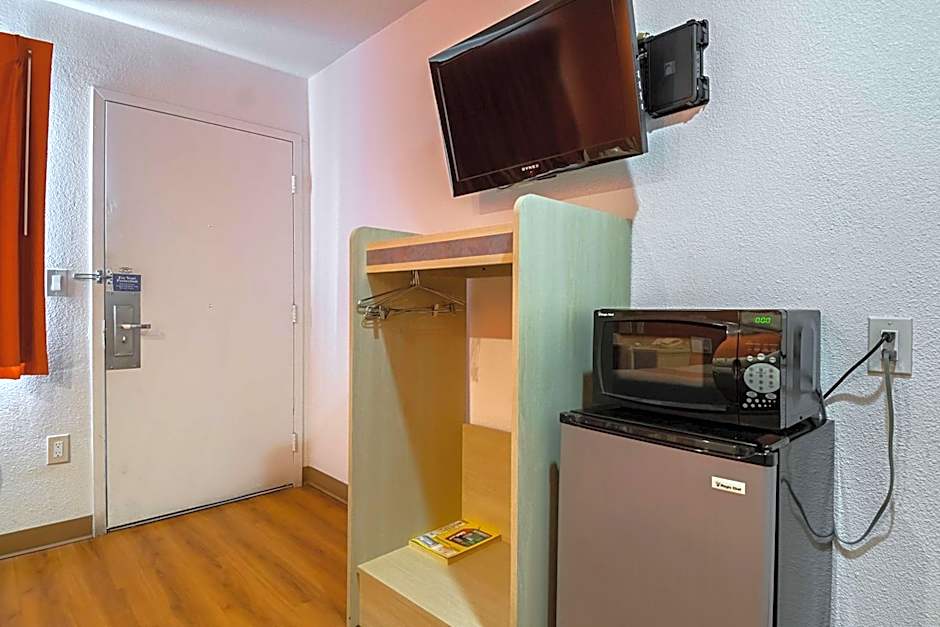 Motel 6 Lost Hills / Buttonwillow Racetrack