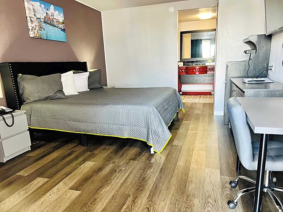 R Nite Star Inn and Suites -Home of the Cowboys & Rangers