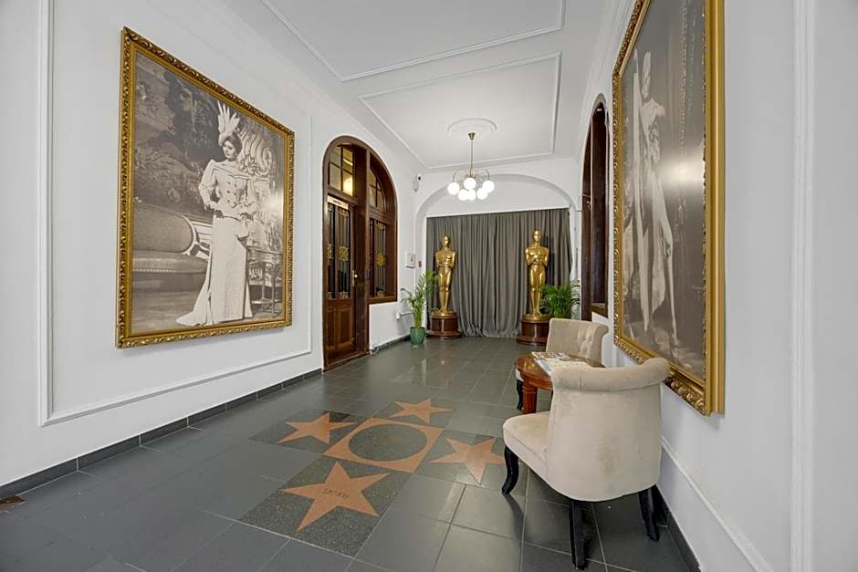 Hotel Reverie - Dependance, Check-in at Metropolitan Star