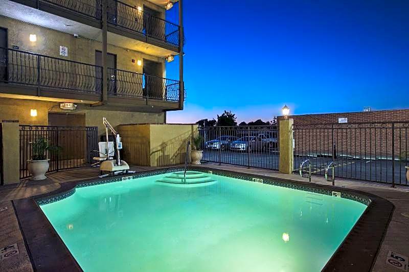 Super 8 Motel - Westminister