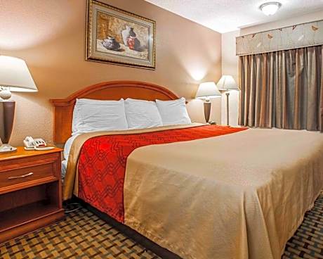 1 King Bed - Smoking