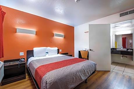 Queen Room - Disability Access - Smoking