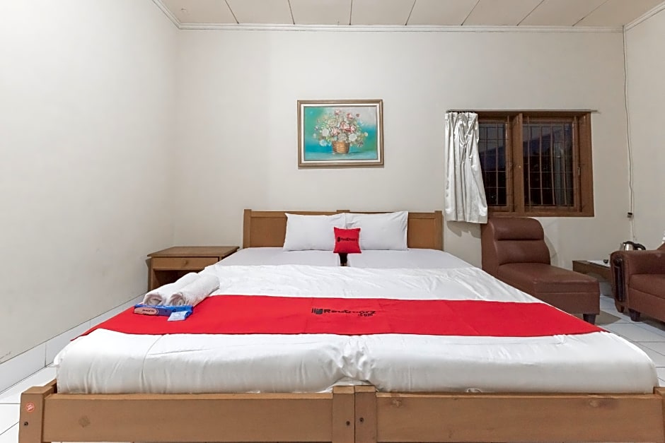 RedDoorz Plus @ Hotel Griya Astoeti
