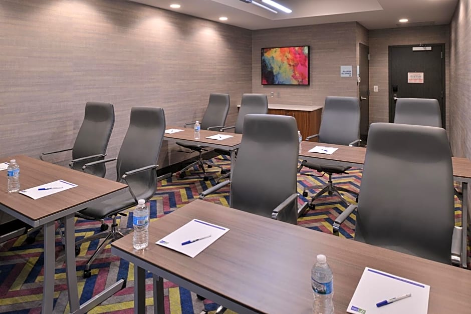 Holiday Inn Express & Suites Bryant West By IHG