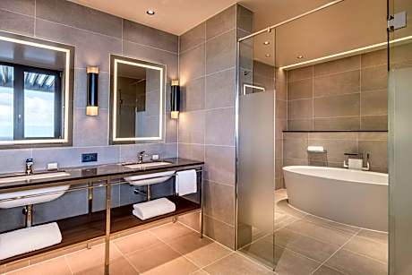 Sky View Terrace Suite, M Club level, Signature Suite, 1 King