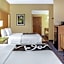 La Quinta Inn & Suites by Wyndham Naples Downtown