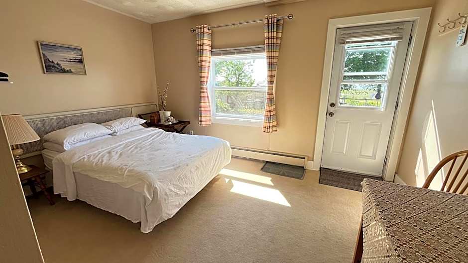 Admiral's Quay Motel & Suites